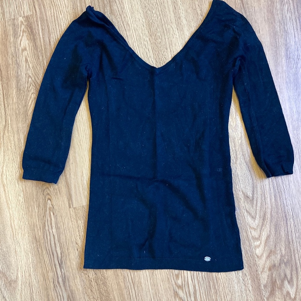 Wide v-neck form fitting Guess sweater